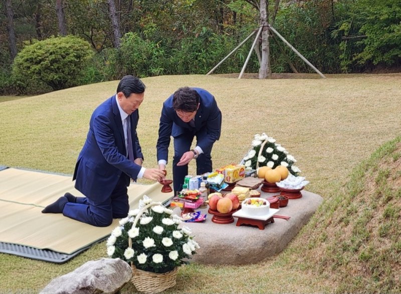 신동빈 롯데그룹 회장이 31일 울산광역시 울주군에 위치한 신격호 명예회장의 선영을 찾아 참배하고 있다.(롯데지주 제공).