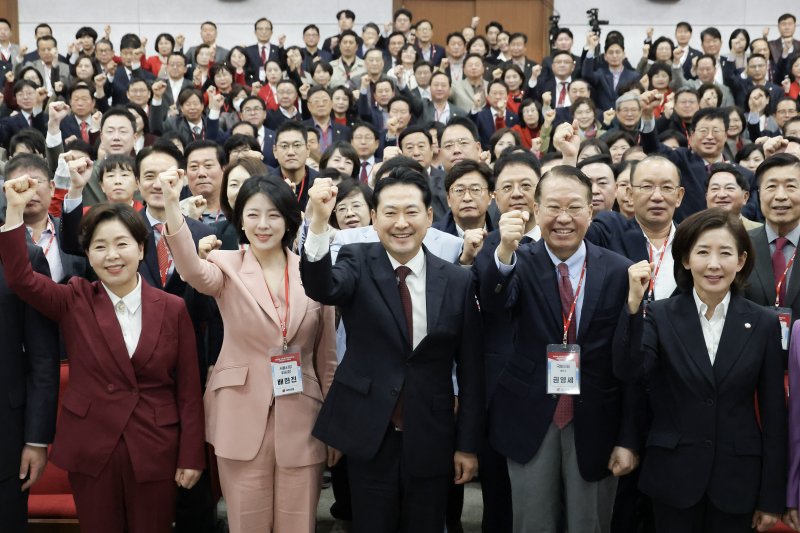 장동혁 국민의힘 대표가 31일 서울 강남구 세텍 컨벤션센터에서 열린 국민의힘 서울시당 당협위원장 및 선출직 공직자 워크숍에서 배현진 서울시당위원장 등 참석자들과 함께 구호를 외치고 있다. 뉴시스
