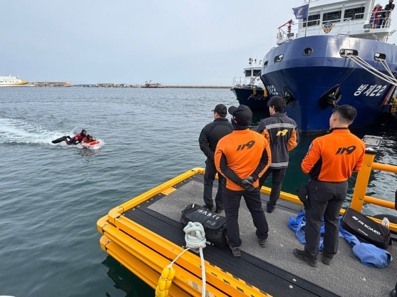 [울진=뉴시스] 경북 울진해양경찰서가 지난 30일 울진해경용부두에서 울진소방서와 함께 합동 수난구조훈련을 실시하고 있다. (사진=울진해양경찰서 제공) 2025.10.31. photo@newsis.com