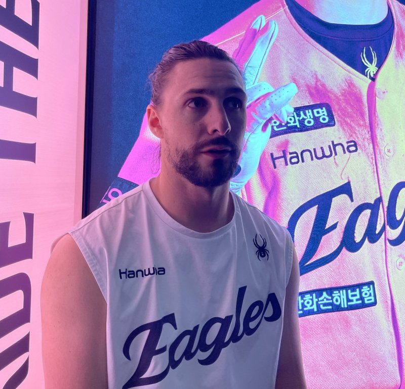 KS 5차전을 앞두고 취재진과 인터뷰하는 한화 라이언 와이스 (출처=연합뉴스)