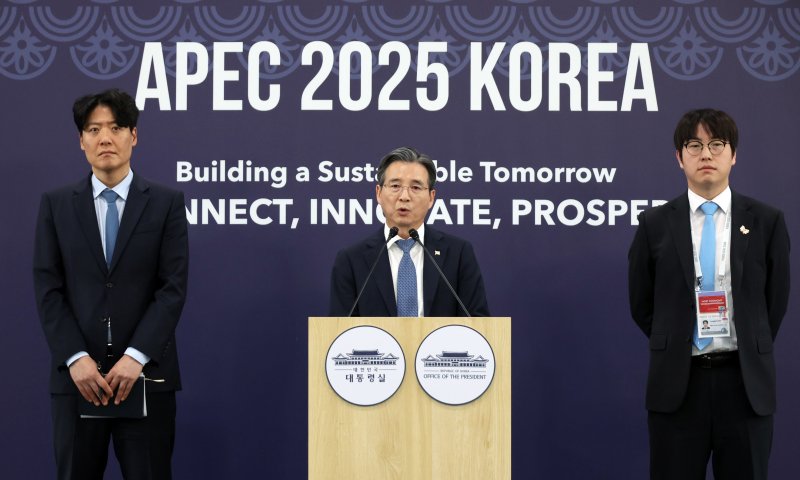 김용범 정책실장이 31일 경북 경주 APEC 미디어센터에서 젠슨 황 엔비디아 최고경영자 접견 등에 관한 브리핑을 하고 있다. 왼쪽부터 김우창 국가AI정책비서관, 김 정책실장, 하정우 AI미래기획수석. 사진=연합뉴스
