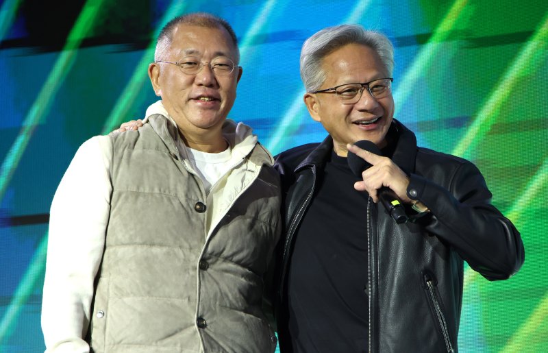 젠슨 황 엔비디아 CEO가 지난 10월 30일 밤 서울 강남구 코엑스광장에서 지포스(GeForce) 한국 25주년을 기념해 열린 '지포스 게이머 페스티벌'에 정의선 현대차그룹 회장과 함께 올라 인사를 하고 있다. (공동취재) /사진=뉴스1