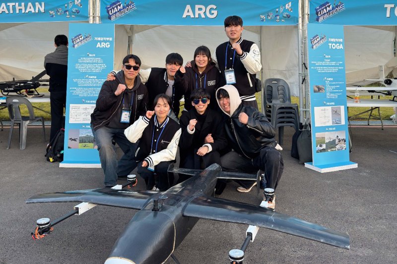 [울산=뉴시스] 울산대 항공우주공학전공 학생들이 2025 전국대학생 도심항공교통(UAM) 올림피아드 기체창장부문에서 1위를 차지했다. 수상후 기념촬영을 하는 모습 (사진=울산대 제공) 2025.10.31. photo@newsis.com *재판매 및 DB 금지