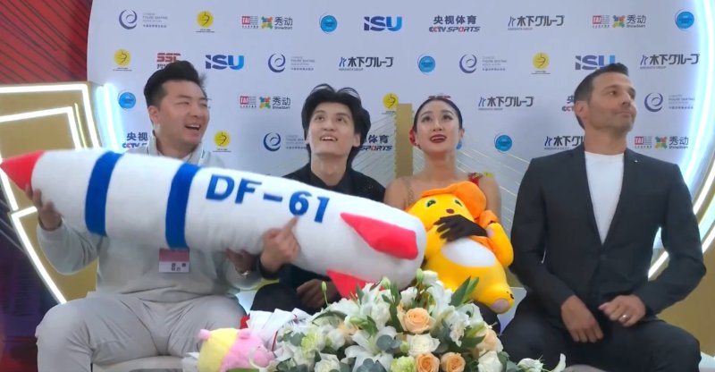 대륙간탄도미사일 둥펑-61 모양의 인형을 안고 있는 중국 피겨스케이팅 선수들. (엑스 계정 'Byron Wan')