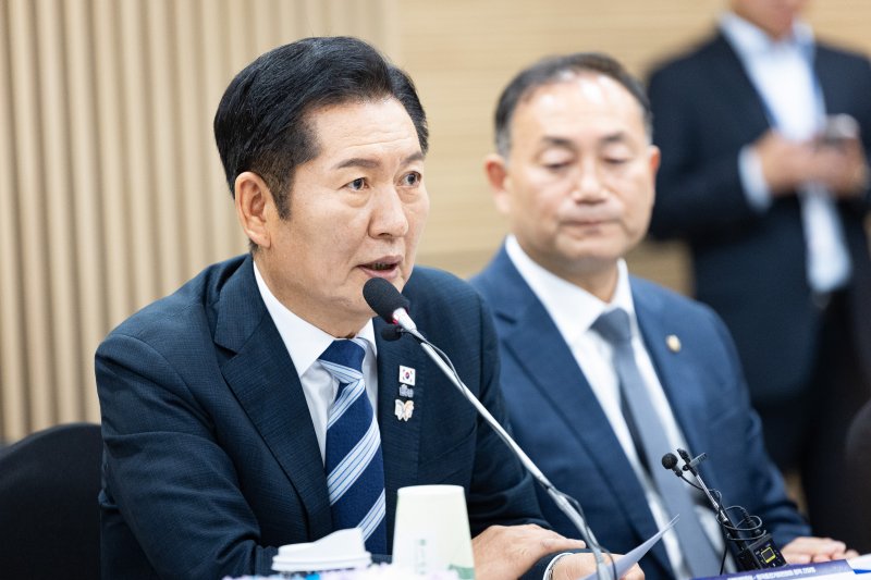 정청래 더불어민주당 대표가 31일 서울 마포구 상장회사회관에서 열린 더불어민주당-한국중견기업연합회 정책간담회에서 인사말을 하고 있다. 2025.10.31/뉴스1 ⓒ News1 유승관 기자