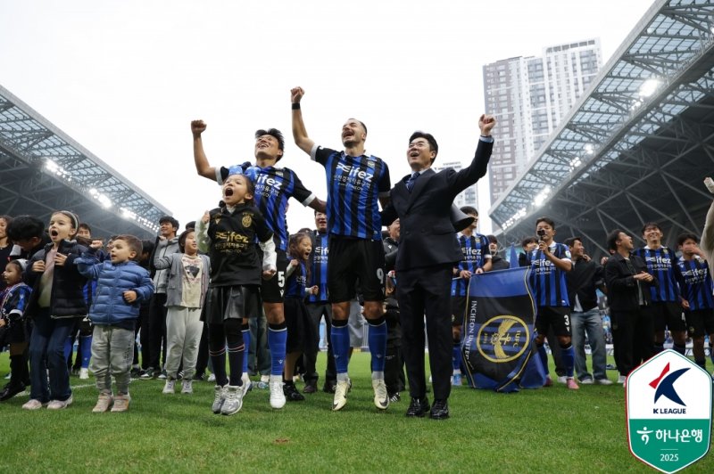 [서울=뉴시스] 프로축구 K리그2 인천유나이티드의 무고사와 윤정환 감독. (사진=한국프로축구연맹 제공) *재판매 및 DB 금지