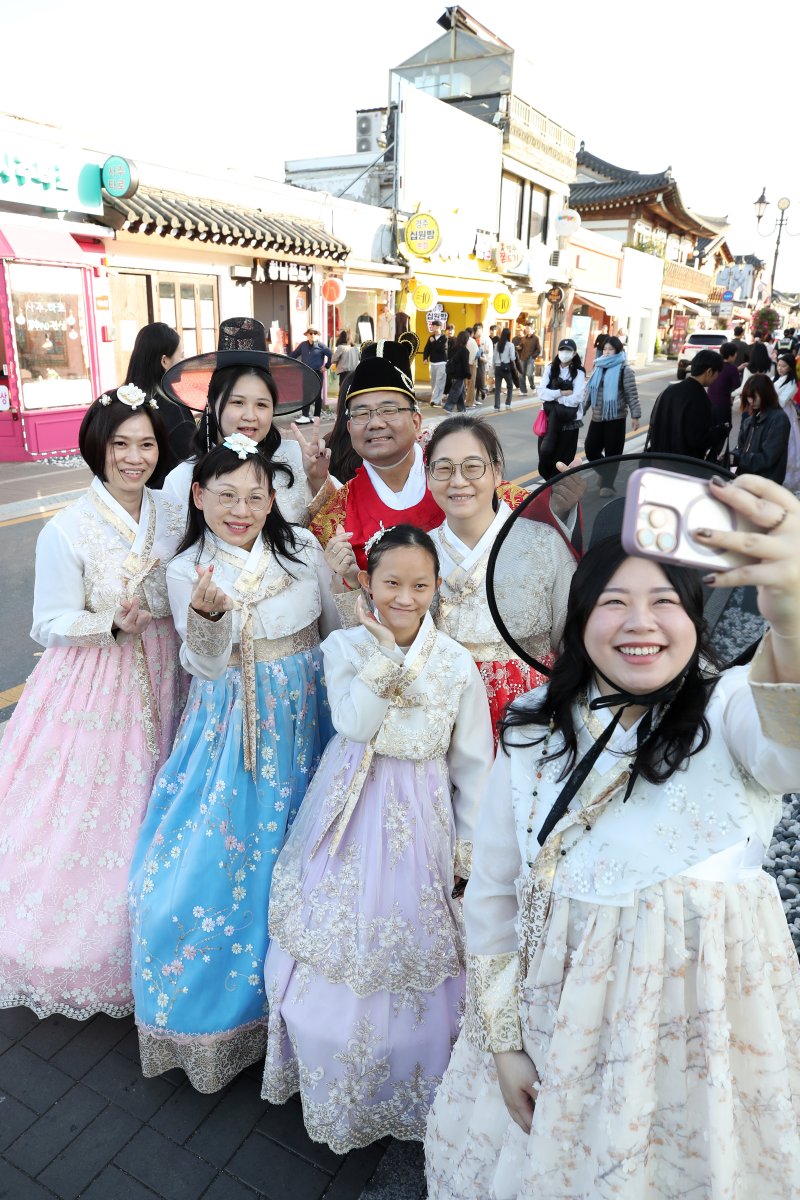 10월 31일 오후 경주시 황남동 황리단길을 찾은 외국인들이 한복을 곱게 차려입고 기념촬영을 하고 있다. 황리단길은 경주 황남동과 서울 이태원 경리단길을 합쳐 ‘황남동의 경리단길’이라는 뜻을 담고 있다. 십원빵·첨성대빵·쫀드기 등 다양한 간식을 비롯해 먹거리, 카페, 식당, 기념품 숍, 한복대여점, 사진관, 타로사주카페 등 다양한 콘텐츠를 갖춘 핫플레이스로 인기를 얻고 있다. 뉴스1