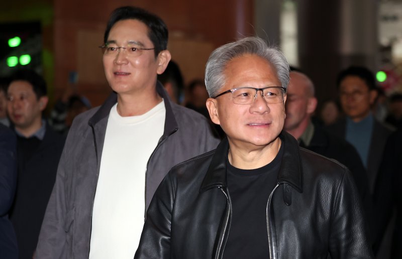 이재용 삼성전자 회장과 젠슨 황 엔비디아 최고경영자(CEO)가 30일 오후 서울 강남구 코엑스에서 열리는 엔비디아 그래픽카드(GPU) '지포스'의 한국 출시 25주년 행사에 참석하기 위해 이동하고 있다. 2025.10.30/뉴스1 ⓒ News1 김진환 기자