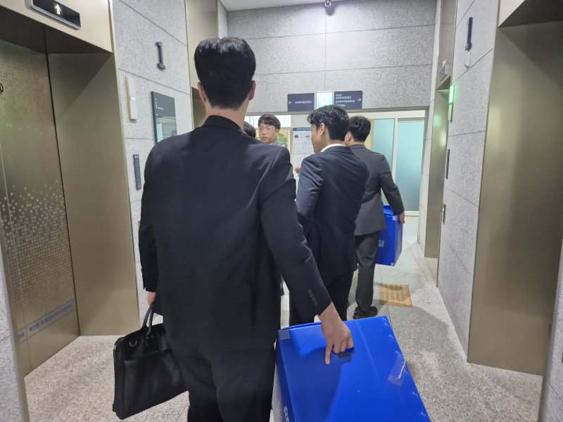 [수원=뉴시스] 이병희기자 = 28일 안산상록경찰서가 경기도의회를 압수수색하고 있다. 2025.6.19. iambh@newsis.com *재판매 및 DB 금지