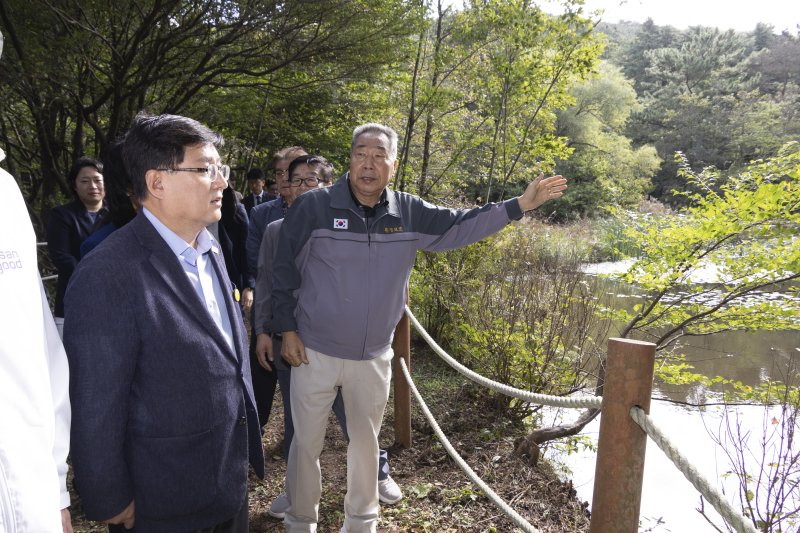 김성환 기후에너지환경부 장관이 15일 부산 금정구 금정산국립공원 예정지 내 남문습지를 방문해 국립공원 관계자로부터 금정산의 자연생태계와 국립공원 지정 이후 보전·관리계획 설명을 듣고 있다. (기후환경에너지부 제공. 재판매 및 DB 금지) 2025.10.15/뉴스1