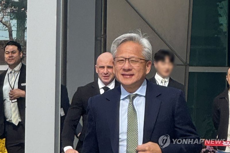 포항경주공항에 도착한 젠슨 황 (출처=연합뉴스)