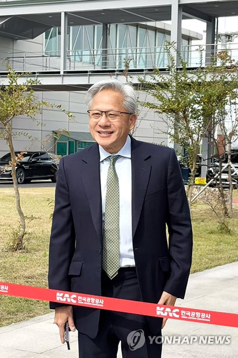 포항경주공항에 도착한 젠슨 황 (출처=연합뉴스)