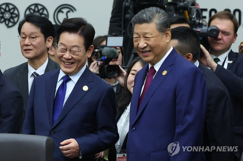 APEC 세션1 이재명 대통령 시진핑 주석 대화 (출처=연합뉴스)