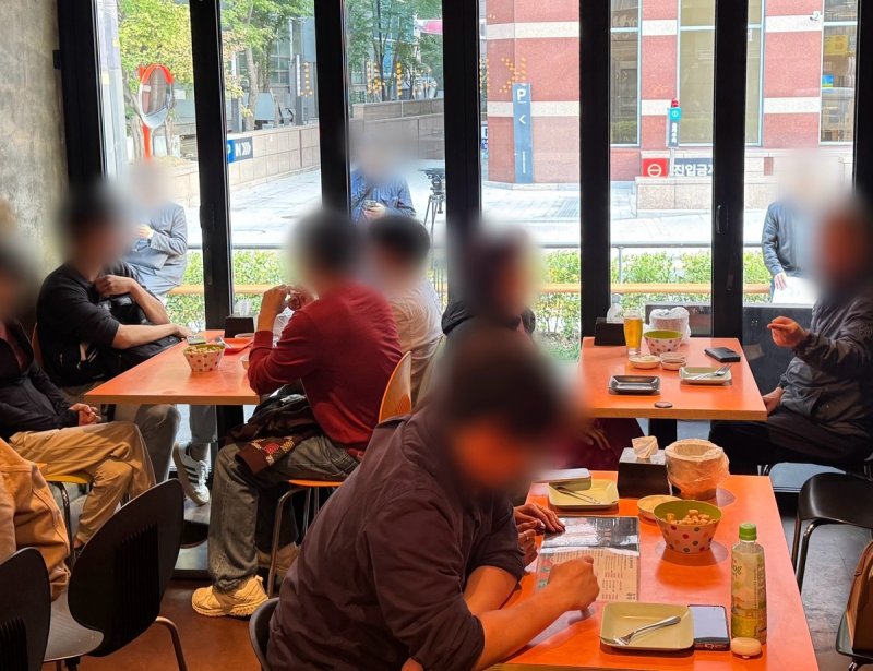 깐부치킨 삼성점에서 치킨 기다리는 손님들 (출처=연합뉴스)