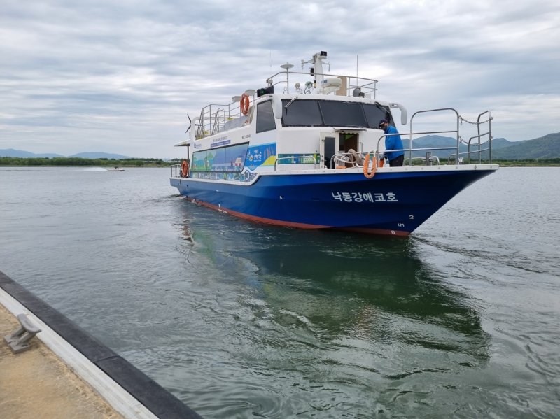 [부산=뉴시스] 낙동강생태탐방선 운영사진. (사진=부산관광공사 제공) 2025.10.31. photo@newsis.com *재판매 및 DB 금지