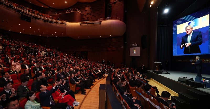 젠슨 황 엔비디아 최고경영자(CEO)가 31일 경북 경주예술의전당에서 열린 아시아태평양경제협의체(APEC) CEO 서밋에서 특별세션 기조연설을 하고 있다. (공동취재) 2025.10.31/뉴스1 ⓒ News1 김민지 기자