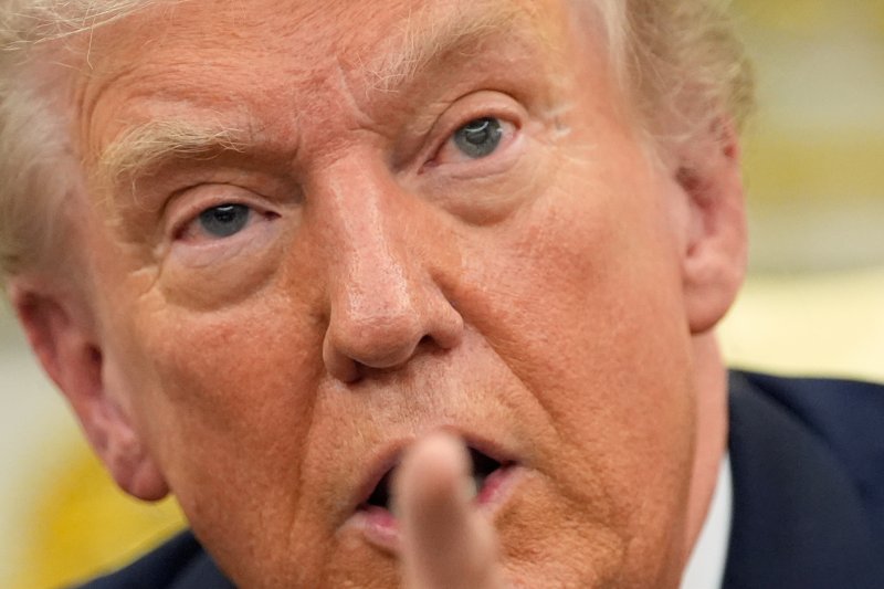 [워싱턴=AP/뉴시스]도널드 트럼프 미국 대통령이 지난 22일(현지 시간) 백악관에서 마르크 뤼터 북대서양조약기구(NATO·나토) 사무총장과 회담하며 발언하고 있다. 미국은 루마니아에 이어 12월 중순부터 불가리아와 헝가리, 슬로바키아 주둔 미군 병력을 소폭 감축할 계획인 것으로 전해졌다. 2025.10.31.