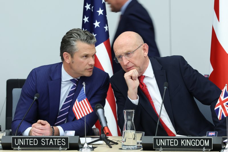 [브뤼셀=AP/뉴시스] 15일(현지 시간) 벨기에 브뤼셀 나토 본부에서 열린 '우크라이나 국방연락그룹(UDCG)' 회의에서 대화하고 있는 피트 헤그세스 미국 국방장관(왼쪽)과 존 힐리 영국 국방장관. 2025.10.31.