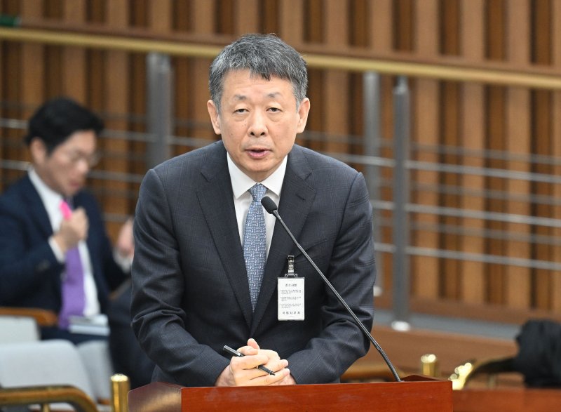 김광일 MBK 파트너스 부회장 겸 홈플러스 공동 대표가 지난 18일 오전 서울 여의도 국회에서 열린 정무위원회 홈플러스 기업회생절차에 대한 현안 질의에서 답변하고 있다. (공동취재) 2025.3.18/뉴스1 ⓒ News1 이재명 기자