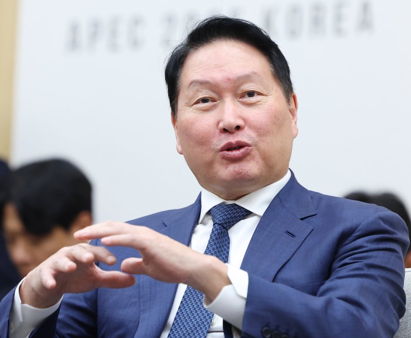 최태원 SK그룹 회장이 지난 10월 31일 아시아태평양경제협력체(APEC) 정상회의 장소인 경북 경주화백컨벤션센터(HICO)에서 이재명 대통령과 젠슨 황 엔비디아 최고경영자(CEO)을 접견하며 발언하고 있다. 뉴시스