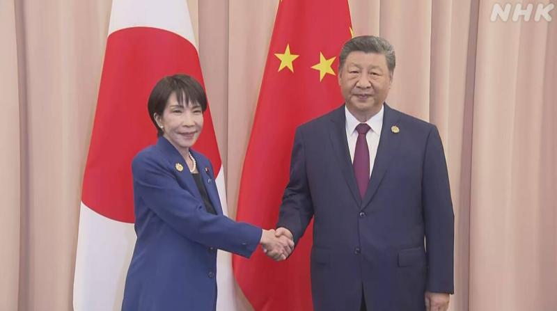 다카이치 사나에 일본 총리와 시진핑 중국 국가주석이 31일 경주에서 정상회담을 시작하기 전 기념사진을 찍고 있다. NHK