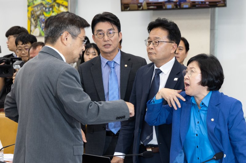 14일 서울 여의도 국회에서 열린 과학기술정보방송통신위원회 방송통신위원회 등에 대한 국정감사에서 김우영 더불어민주당 의원의 질의 중 박정훈 국민의힘 의원의 문자메시지 공개와 관련해 여야 의원들이 설전을 벌이고 있다. 2025.10.14/뉴스1 ⓒ News1 이승배 기자