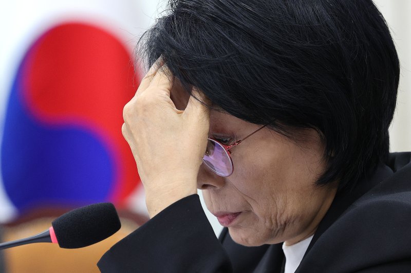 최민희 위원장이 30일 서울 여의도 국회 과학기술정보방송통신위원회에서 열린 국정감사 종합감사에서 생각에 잠겨 있다. 2025.10.30/뉴스1 ⓒ News1 신웅수 기자