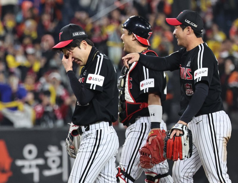 30일 대전 한화생명볼파크에서 열린 프로야구 2025 신한 SOL뱅크 KBO 포스트시즌 한국시리즈 4차전 LG 트윈스와 한화 이글스의 경기, 한화에 7대 4로 역전승한 LG의 박해민이 눈물짓고 있다. 2025.10.30/뉴스1 ⓒ News1 구윤성 기자