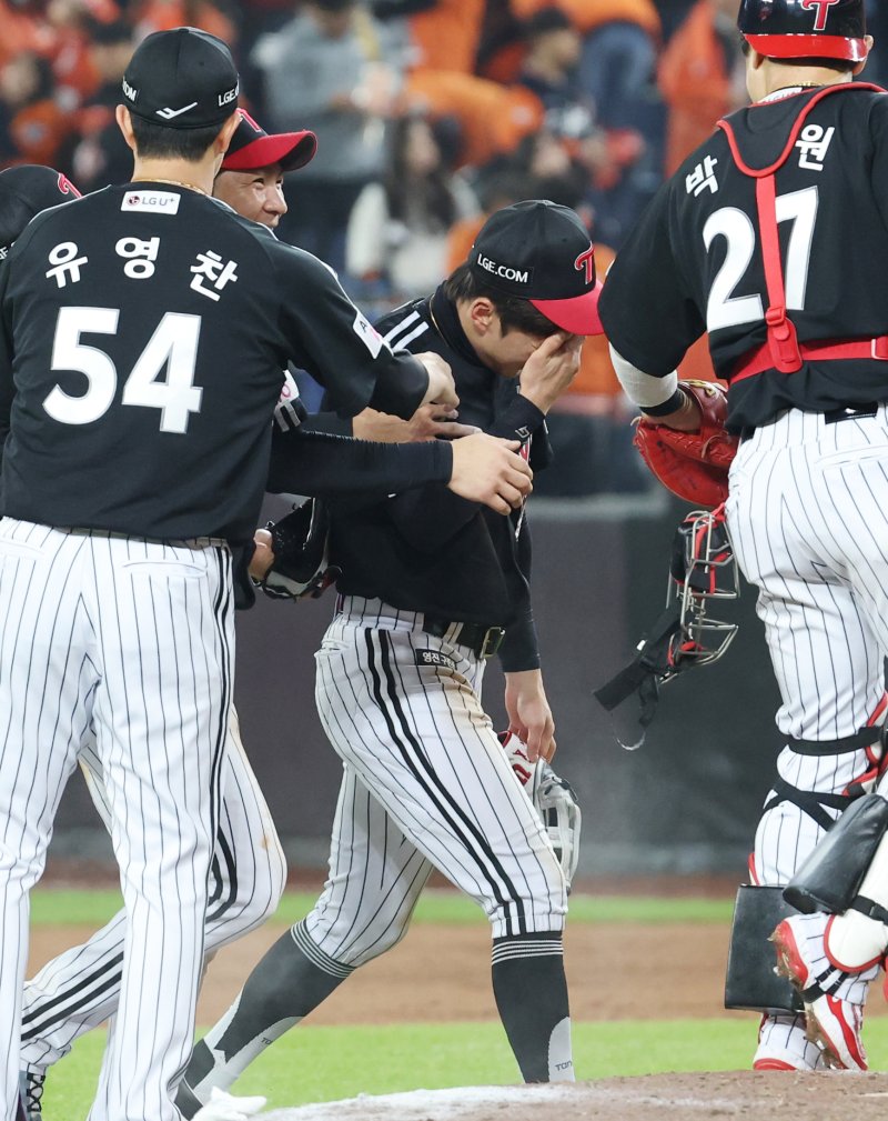 30일 대전 한화생명볼파크 열린 프로야구 2025 신한 SOL뱅크 KBO 한국시리즈 4차전 LG 트윈스와 한화 이글스의 경기에서 9회초 LG 가 역전하며 4차전을 승리하며 주장 박해민이 눈물을 흘리고 있다. 2025.10.30/뉴스1 ⓒ News1 김기남 기자