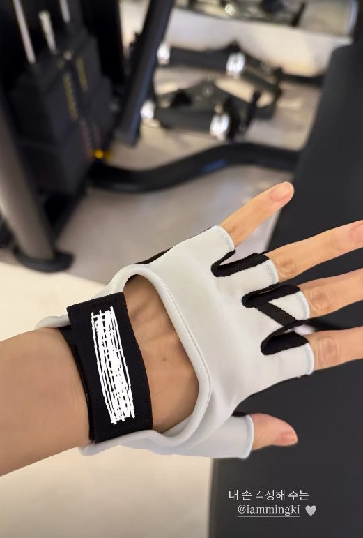 송혜교, 강민경 선물 인증…헬스장도 함께 다니는 '절친'