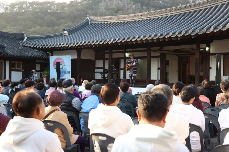 31일 4대 종단이 함께한 '평화 음악회'가 전북 진안군 성수면에 소재한 원불교 좌포교당에서 군민 300여명이 참여한 가운데 열렸다.(진안군제공. 재판매 및 DB금지)2025.10.31/뉴스1