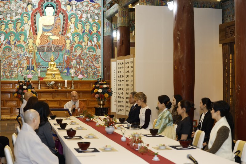 [서울=뉴시스] 31일 경주 불국사에서 대한불교조계종 총무원장 진우 스님이 김혜경 여사를 비롯해 APEC 정상회의에 참석한 정상 배우자들과 이야기하고 있다. (사진=대한불교조계종 제공) 2025.1031. photo@newsis.com *재판매 및 DB 금지