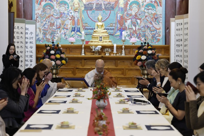 [서울=뉴시스] 31일 경주 불국사에서 대한불교조계종 총무원장 진우 스님이 김혜경 여사를 비롯해 APEC 정상회의에 참석한 정상 배우자들과 이야기하고 있다. (사진=대한불교조계종 제공) 2025.1031. photo@newsis.com *재판매 및 DB 금지