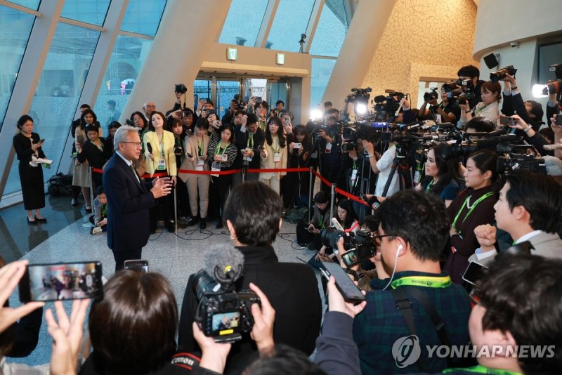 취재진 질문에 답하는 젠슨 황 (출처=연합뉴스)