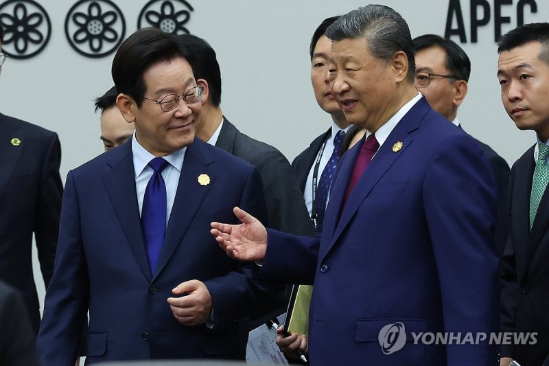 APEC 세션1 이재명 대통령 시진핑 주석 대화 (출처=연합뉴스)