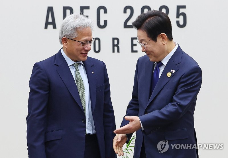 젠슨 황 대표 맞이하는 이재명 대통령 (출처=연합뉴스)