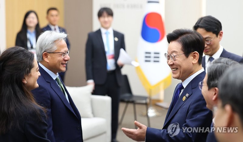 젠슨 황 대표 맞이하는 이재명 대통령 (출처=연합뉴스)