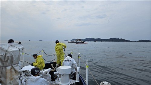 기름 유출 방제하는 해경 (출처=연합뉴스)