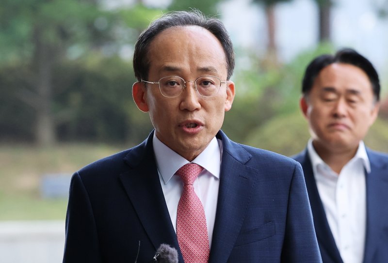 국회의 계엄해제 의결을 방해한 의혹을 받는 추경호 전 국민의힘 원내대표가 30일 오전 서울 서초구 서울고등검찰청에 마련된 내란 특검팀(특별검사 조은석) 사무실에서 피의자 신분으로 조사를 받기 위해 출석하며 입장을 밝히고 있다. 2025.10.30/뉴스1 ⓒ News1 오대일 기자