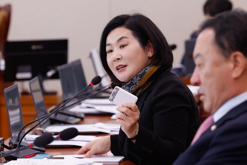 김희정 국민의힘 의원이 18일 서울 여의도 국회에서 열린 국토교통위원회 제422회국회(임시회) 제1차 전체회의에서 기내 반입 배터리 국토부 지침 관련 질의하고 있다. 2025.2.18/뉴스1 ⓒ News1 안은나 기자