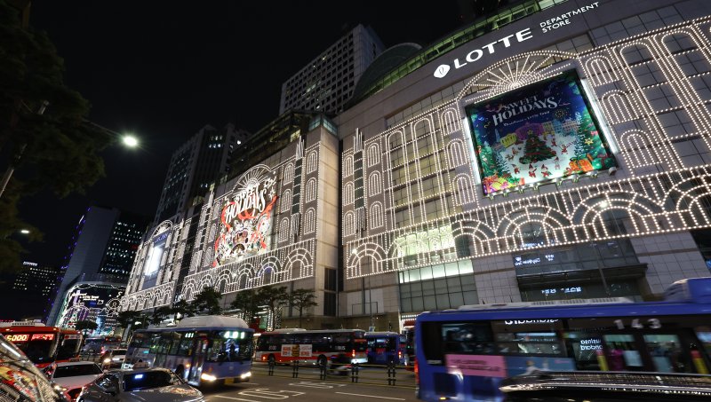 서울 중구 롯데백화점 본점에 연말을 맞아 설치된 '스위트 홀리데이' 조명이 켜져 있다. 뉴시스