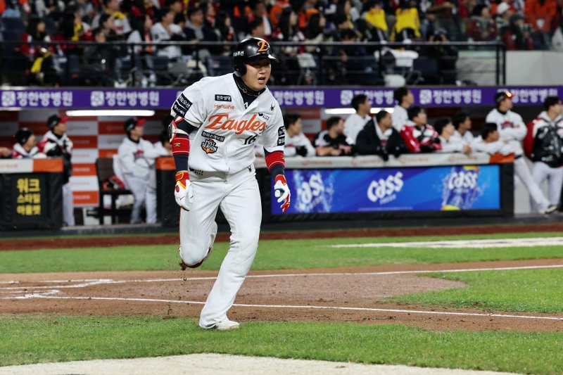 대전 한화생명볼파크에서 열린 프로야구 2025 신한 SOL뱅크 KBO 포스트시즌 한국시리즈 5차전 LG 트윈스와 한화 이글스의 경기, 2회말 무사 1루 한화 하주석이 2루타를 치고 있다.뉴스1