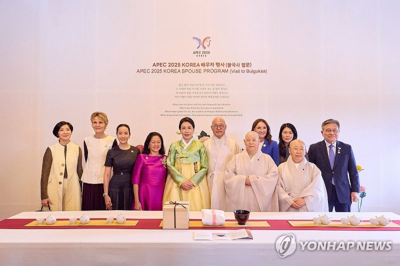 김혜경 여사, APEC 정상 배우자들과 불국사 방문 (출처=연합뉴스)