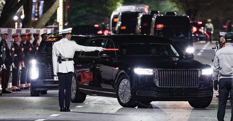 삼엄한 경비 속 만찬장 향하는 훙치N701 (출처=연합뉴스)
