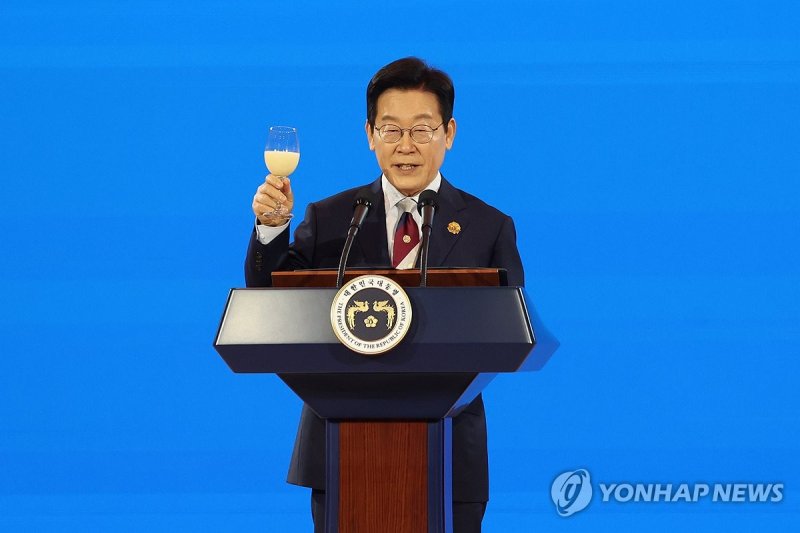 이재명 대통령, APEC 정상 환영 만찬 건배제의 (출처=연합뉴스)