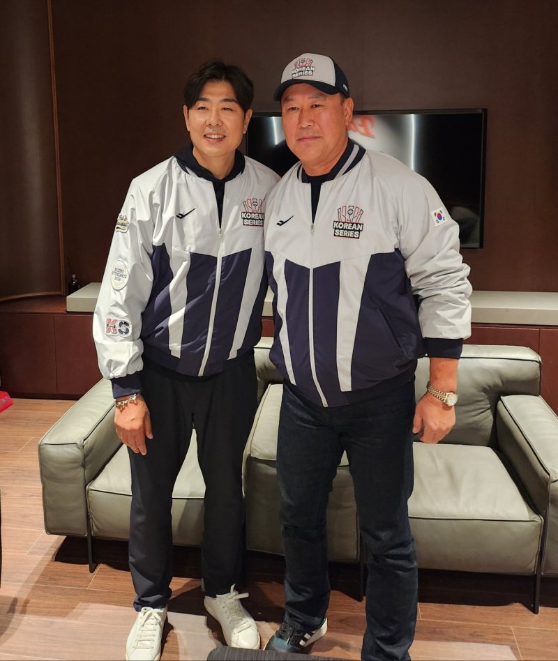 [대전=뉴시스] 박윤서 기자 = KBO 포스트시즌 한국시리즈 5차전 시구, 시타에 나선 정민철(왼쪽), 장종훈