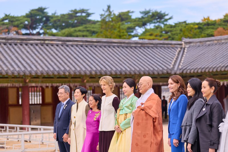 [경주=뉴시스] 최동준 기자 = 김혜경 여사가 31일 경주 불국사에서 열린 2025 아시아태평양경제협력체(APEC) 정상회의 배우자 행사에서 대한불교조계종 총무원장 진우스님을 비롯한 참석자들과 기념촬영을 하고 있다. (사진=대통령실 제공) 2025.10.31. photo@newsis.com *재판매 및 DB 금지