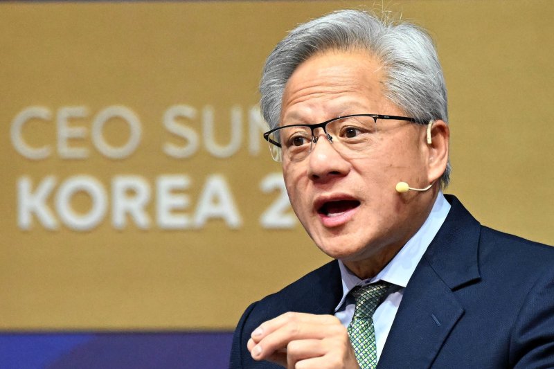 젠슨 황 엔비디아 최고경영자(CEO)가 31일 경북 경주시 경주예술의전당에서 열린 'APEC CEO 서밋' 마지막 특별 세션에서 연설하고 있다. (공동취재) 2025.10.31/뉴스1 ⓒ News1 김민지 기자