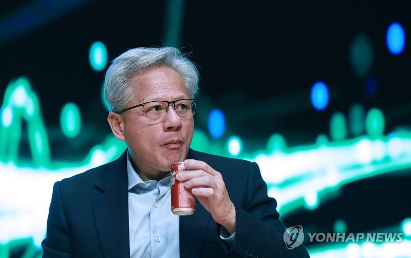 콜라 마시며 생각에 잠긴 젠슨 황 (출처=연합뉴스)