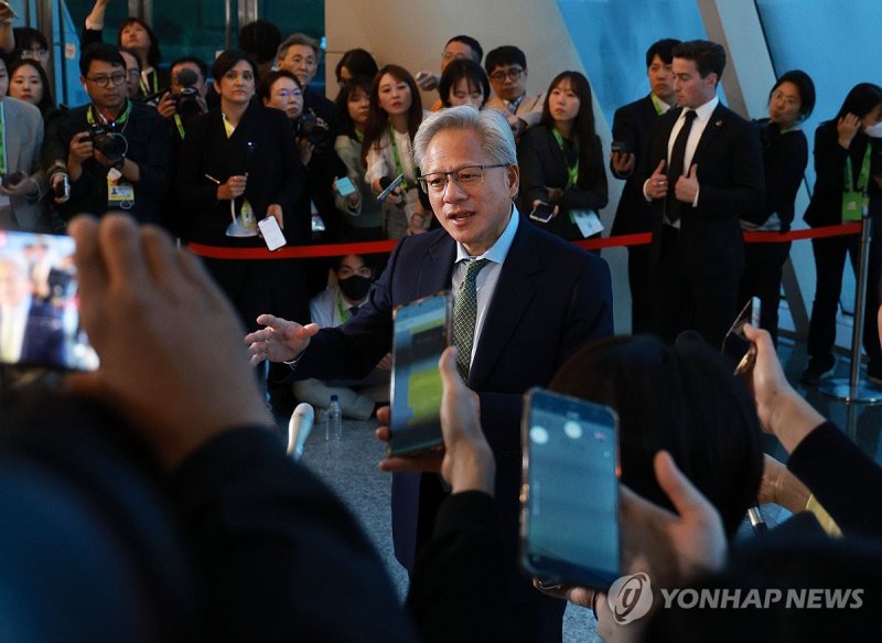 취재진 질문에 답하는 젠슨 황 (출처=연합뉴스)